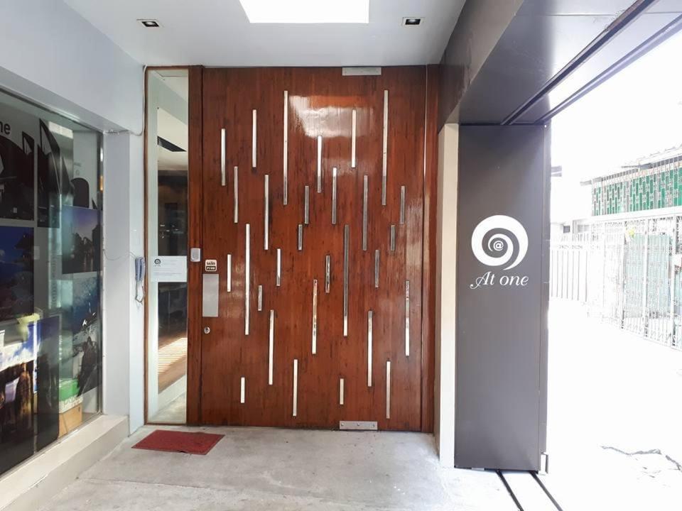 At One Inn Hualampong Bangkok Exterior foto