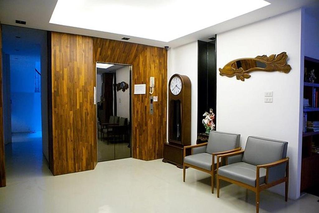 At One Inn Hualampong Bangkok Exterior foto