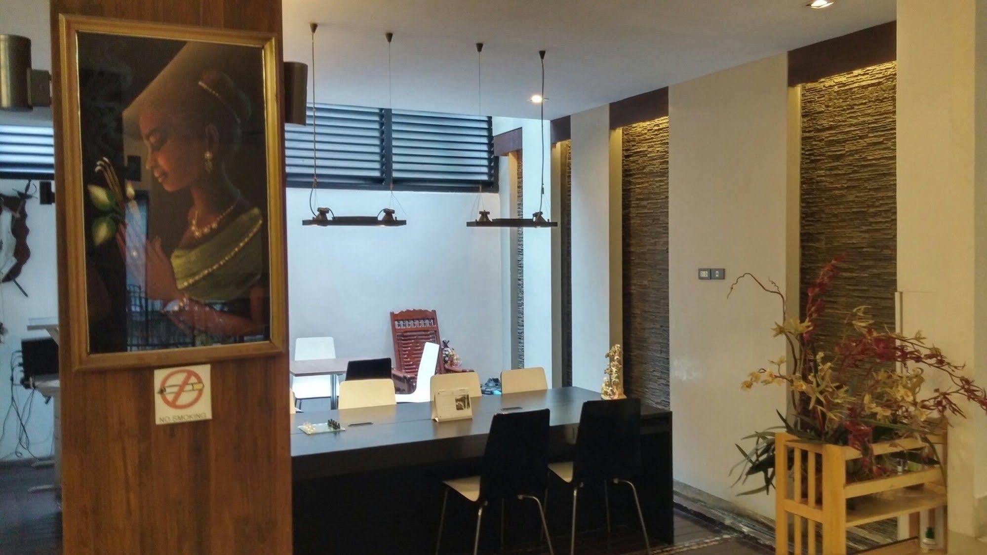 At One Inn Hualampong Bangkok Exterior foto
